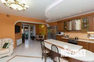 Таунхаус 323м², 3-этажный, участок 5 сот.