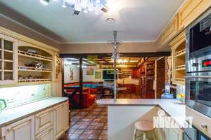 Таунхаус 413м², 3-этажный, участок 10 сот.