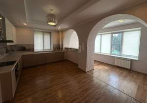 Дом 990м&sup2;, 3-этажный, на длительный срок, 