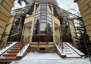 Дом 302м&sup2;, 3-этажный, участок 20 сот.  