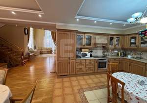 Дом 302м&sup2;, 3-этажный, участок 20 сот.  