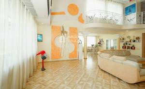 Дом 800м&sup2;, 3-этажный, участок 20 сот.  