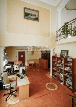 Дом 492м&sup2;, 3-этажный, участок 10 сот.  