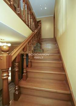 Дом 242м&sup2;, 3-этажный, участок 4 сот.  