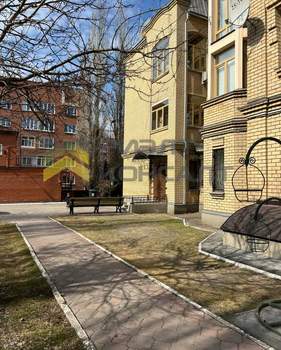 Дом 180м², 3-этажный, участок 0 сот.  