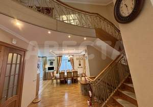 Дом 302м&sup2;, 3-этажный, участок 20 сот.  