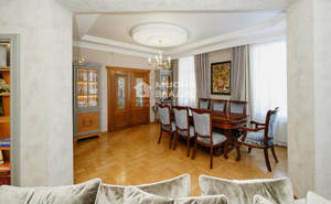 Дом 458м&sup2;, 3-этажный, участок 1 сот.  