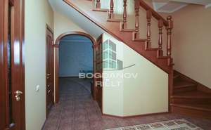 Дом 242м&sup2;, 3-этажный, участок 4 сот.  