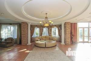 Дом 640м², 3-этажный, участок 30 сот.  