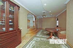 Дом 490м&sup2;, 3-этажный, участок 7 сот.  