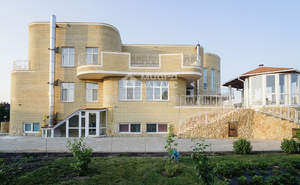 Дом 800м&sup2;, 3-этажный, участок 20 сот.  